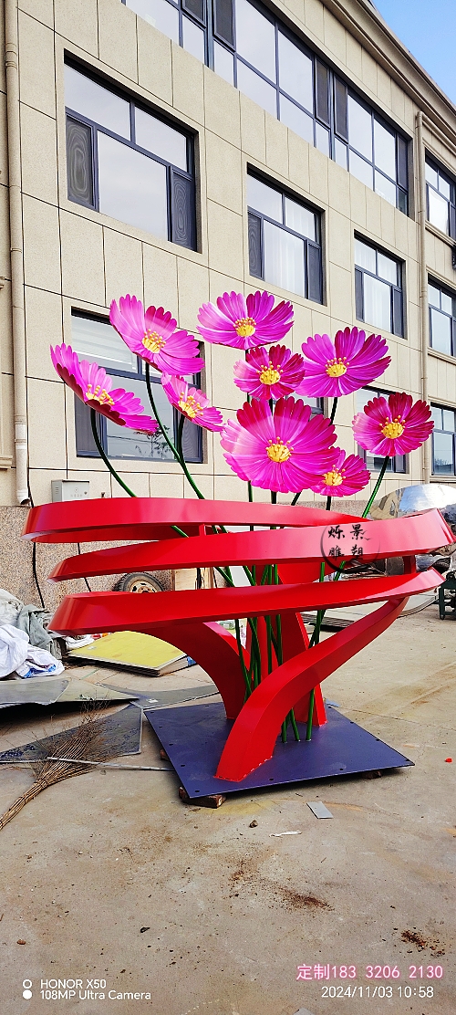 新樂市爍景不銹鋼雕塑廠制作的陜西學校不銹鋼花朵雕塑